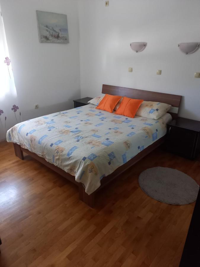 Appartamento Apartman Petra Palit Esterno foto