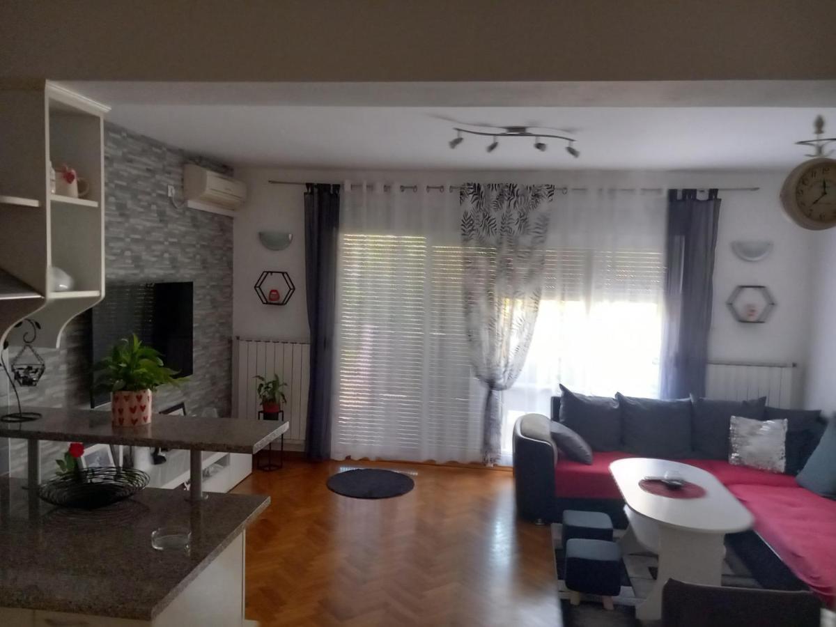 Appartamento Apartman Petra Palit Esterno foto