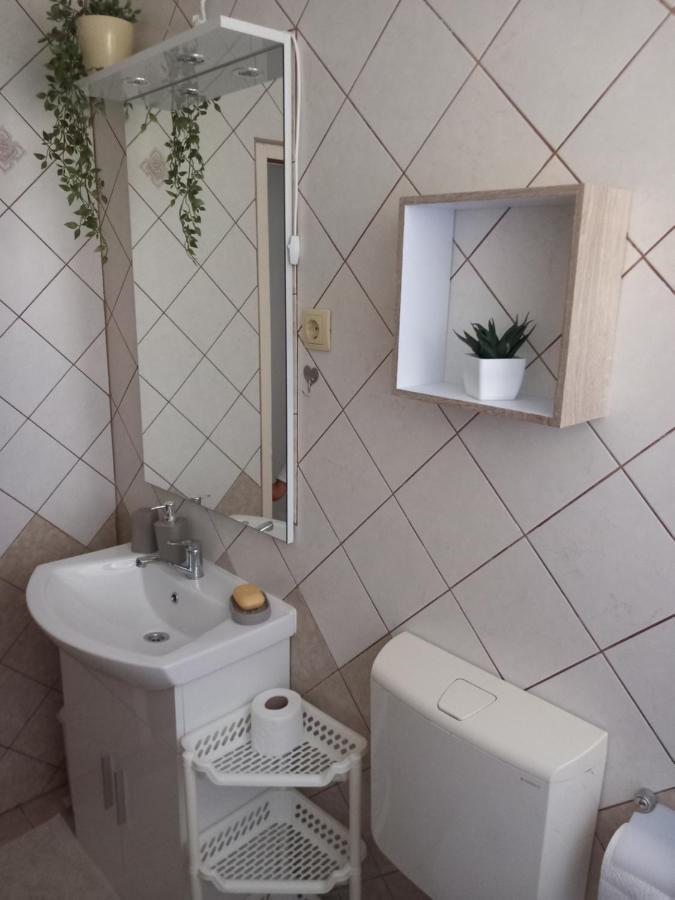 Appartamento Apartman Petra Palit Esterno foto